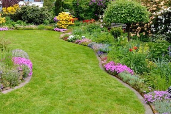 Großer Hausgarten mit romantischen Elementen