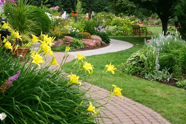 Weg durch Garten entlang von Pflanzflächen