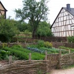 Bauerngarten mit Weidenzaun