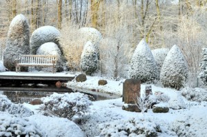 Gartenteich ruht unter einem Schneekleid