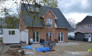 Blick vom Garten auf das Einfamilienhaus vor der Umsetzung