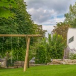 Gepflegter Garten mit Kinderschaukel