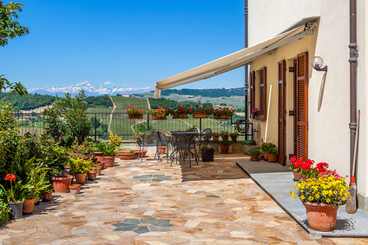 mediterrane Terrasse mit Polygonalplatten und Kübelpflanzen