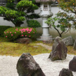 japanischer Garten oder auch Kiesgarten mit Steinlaterne Bonsai Findlingen