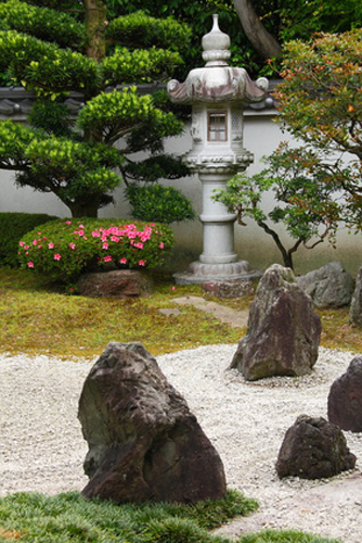 japanischer Garten oder auch Kiesgarten mit Steinlaterne Bonsai Findlingen