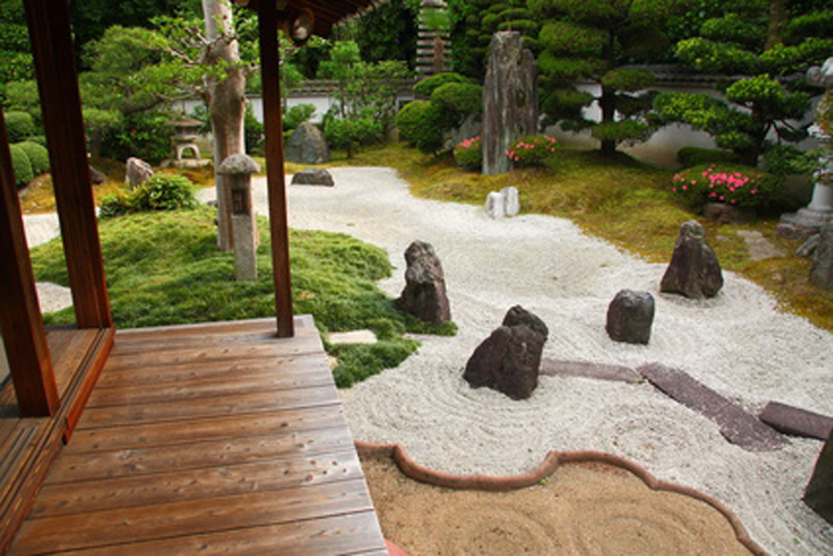 Zengarten oder auch Steingarten mit Bonsai und Grasteppich