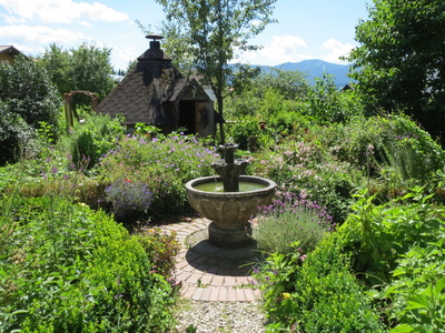 In der Mitte des Wegekreuzes befindet sich ein Springbrunnen, als zentraler Punkt im Bauerngarten.