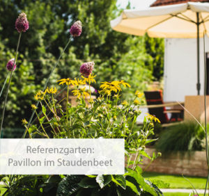 Pavillon im Staudenbeet im Garten