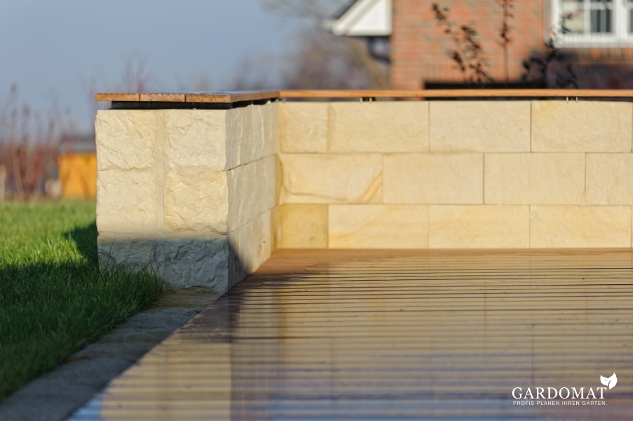 Natürlicher Hausgarten mit Gräserpflanzungen