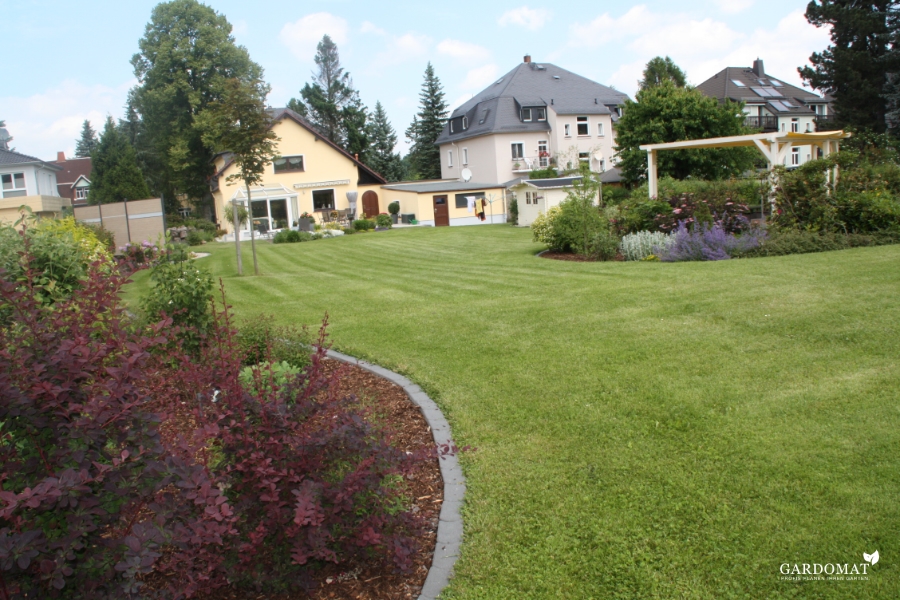 Großer natürlicher klassischer Garten 