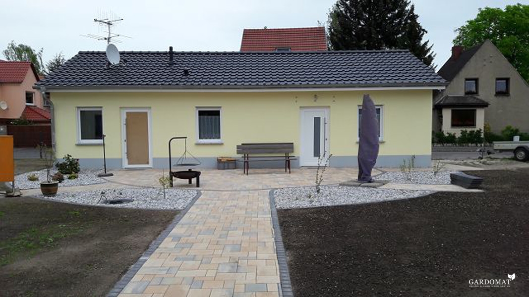 Wohnhof mit modernen und natürlichen Aspekten Wohnhof mit modernen und natürlichen Aspekten