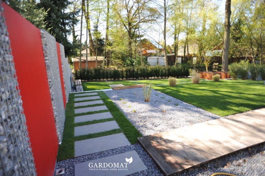 Moderner Garten mit farbigen Kunststoffelementen Moderner Garten mit farbigen Kunststoffelementen
