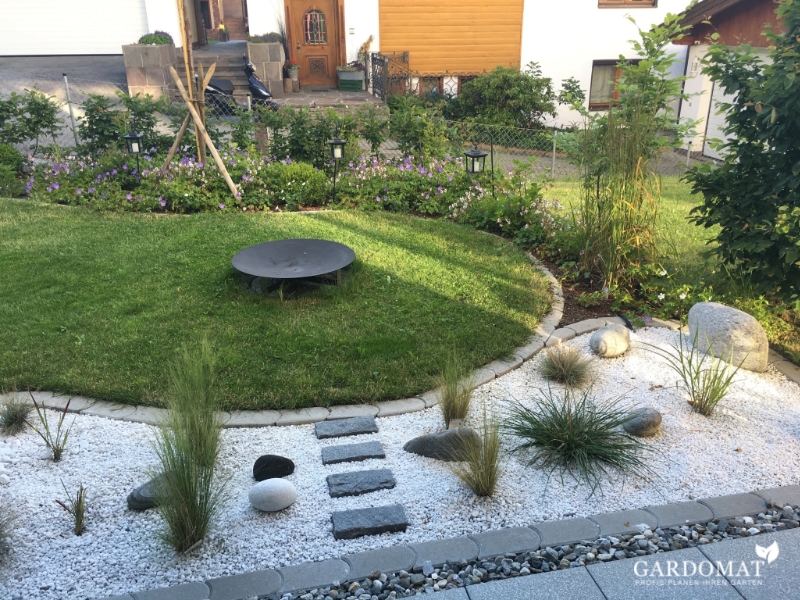 Moderner kleiner Garten mit romantischem Schwung
