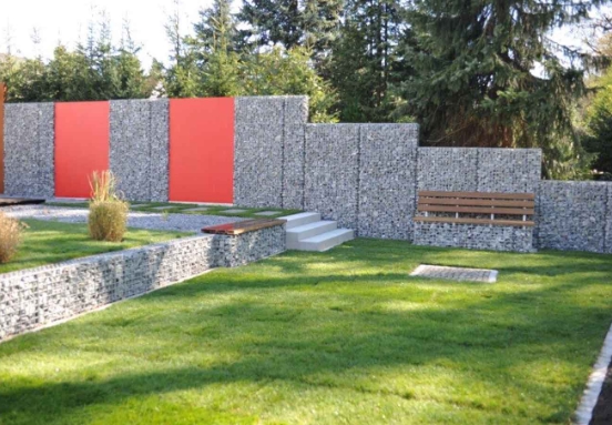 Moderner Garten mit farbigen Kunststoffelementen