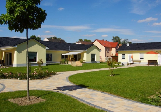 Wohnhof mit modernen und natürlichen Aspekten Wohnhof mit modernen und natürlichen Aspekten