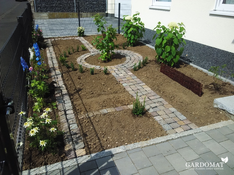 Vorgarten im Bauerngartenstil Vorgarten im Bauerngartenstil