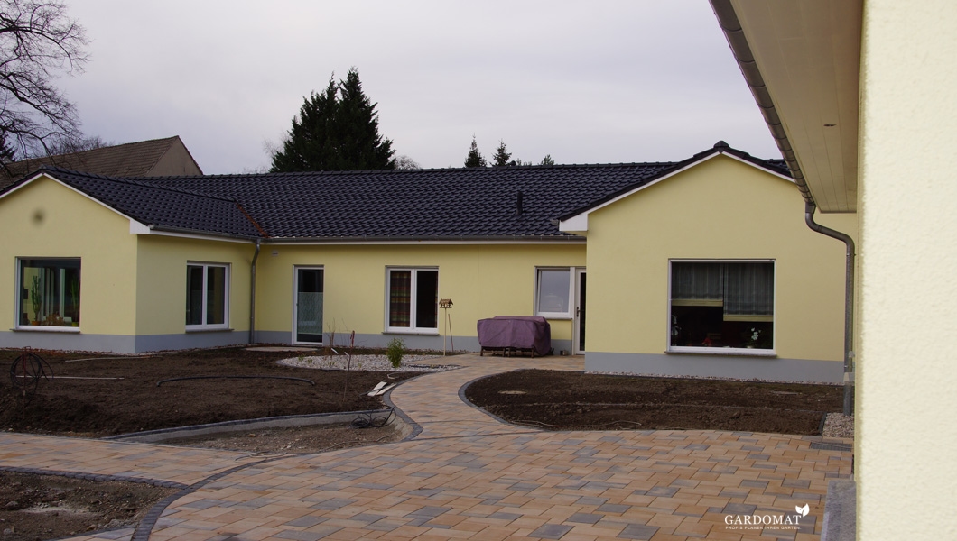 Wohnhof mit modernen und natürlichen Aspekten Wohnhof mit modernen und natürlichen Aspekten