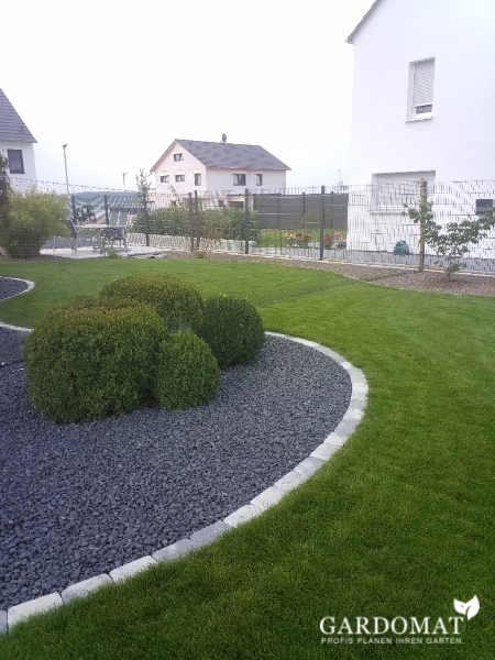 Moderner romantischer Garten mit japanischen Flair