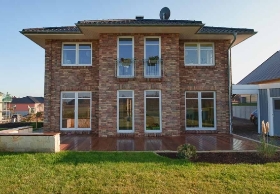 Natürlicher Hausgarten mit Gräserpflanzungen