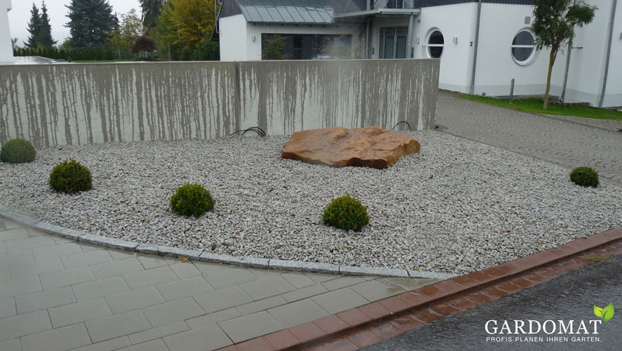 Puristischer Garten mit pflegeleichten Pflanzen