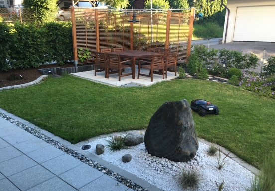 Kleiner Erholungsgarten mit Quellstein